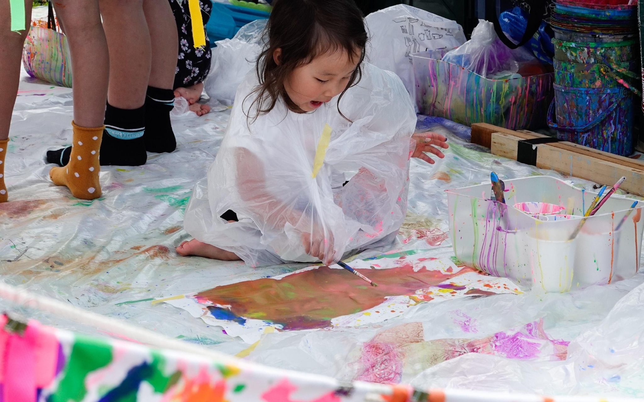 ▲6月4日，小朋友在日本东京跳蚤市集儿童区涂鸦玩耍。图/新华社