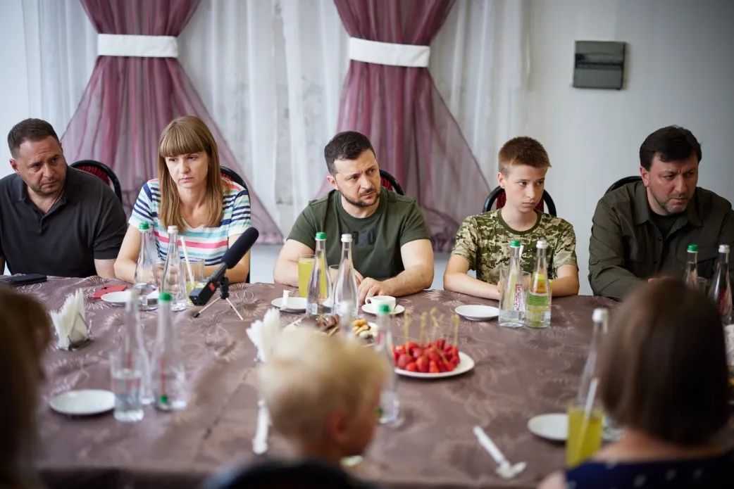 澤連斯基在扎波羅熱會見馬里烏波爾被疏散居民，圖自烏克蘭總統府網站