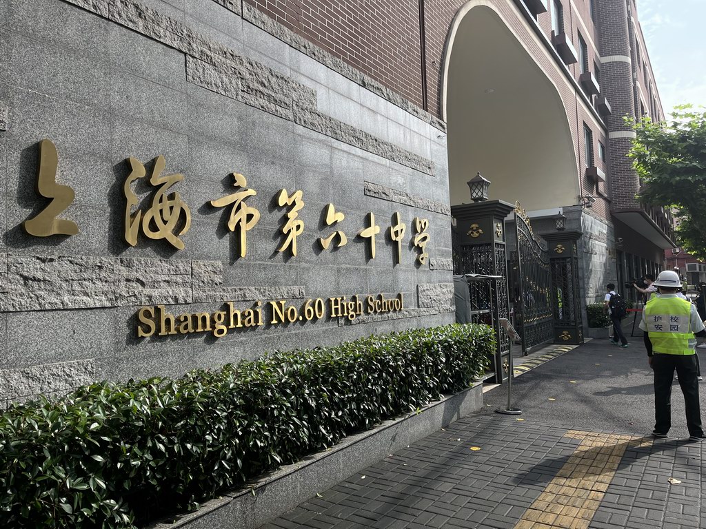 上海市第六十中学门口,高二,高三学生迎来返校复学.
