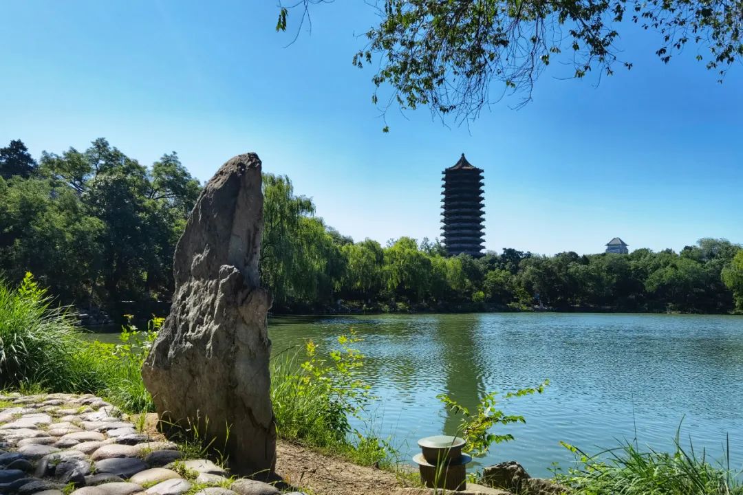 北京大学未名湖(图片来源:http://tuku.qianlong.