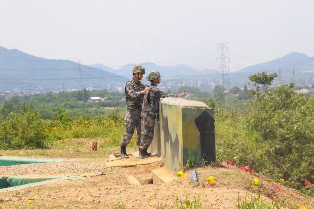 投弹现场,各级指挥员严密组织新兵们衔接有序,轮流投掷在实投过程中
