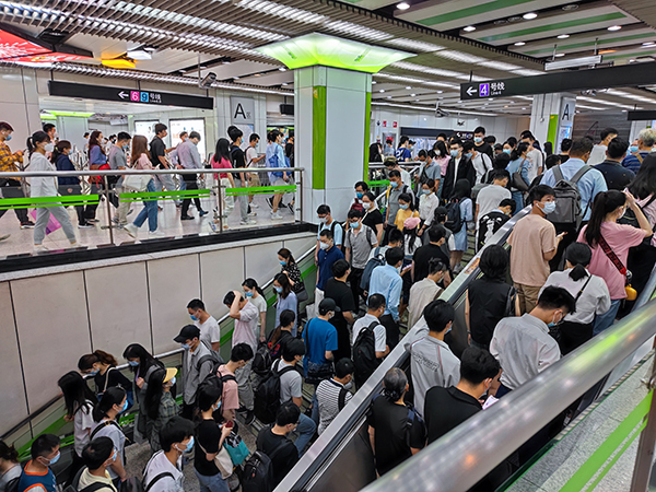 上海地铁世纪大道站早高峰客流恢复约四成,隔离栏防客流对冲|拥挤