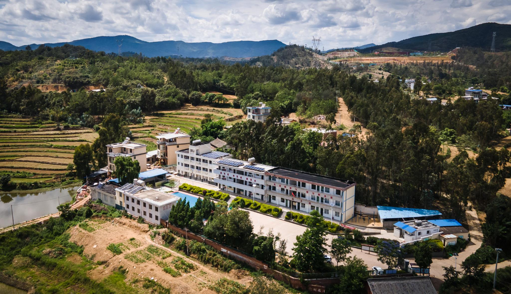 杨娜就读于云南省楚雄市东瓜镇兴隆村兴隆完小,这所小学采取三方合作