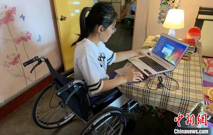 “90后”轮椅女孩用一支笔改写命运：从未上学却逆袭成为作家休闲区蓝鸢梦想 - Www.slyday.coM