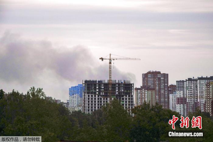 2022年6月5日，乌克兰基辅，爆炸事件发生后升起烟雾。