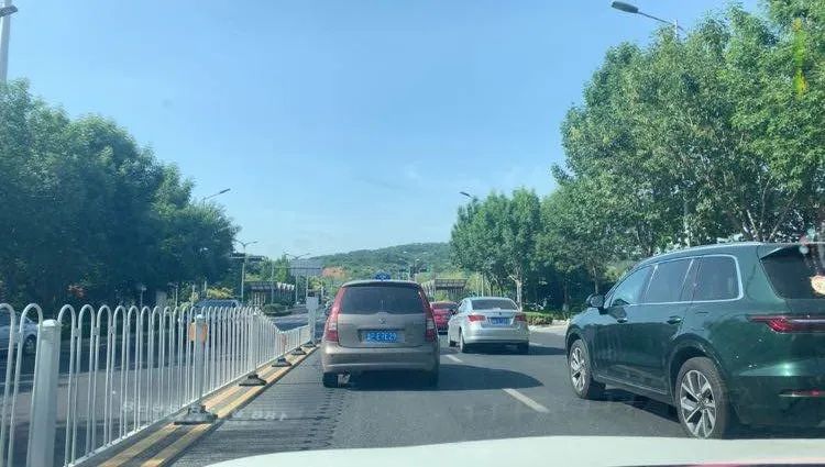 私人物品占路停车，无法彻底解决？交警：已安排警力加强巡逻力度休闲区蓝鸢梦想 - Www.slyday.coM