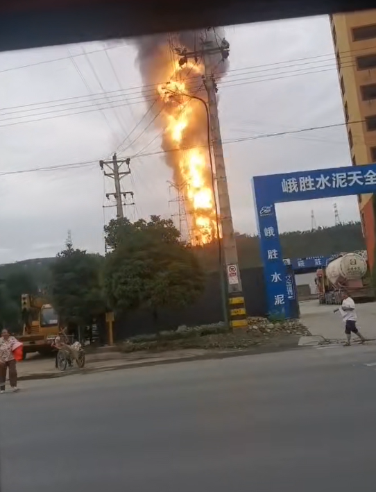 火柱冲天！雅安一厂区发生火灾，当地：已扑灭，暂无人员伤亡休闲区蓝鸢梦想 - Www.slyday.coM