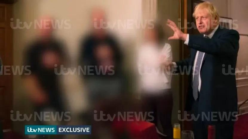 近日被曝光的约翰逊“告别派对”饮酒照。图源：英国ITV News