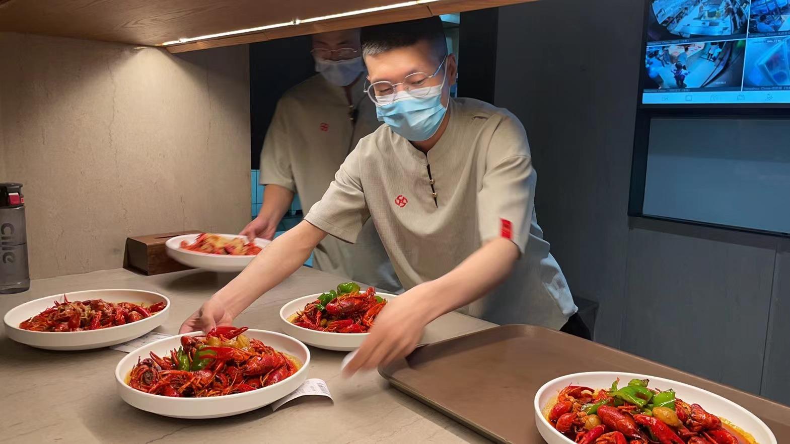 现场丨6日凌晨,簋街迎来恢复堂食后的第一拨食客__财经头条