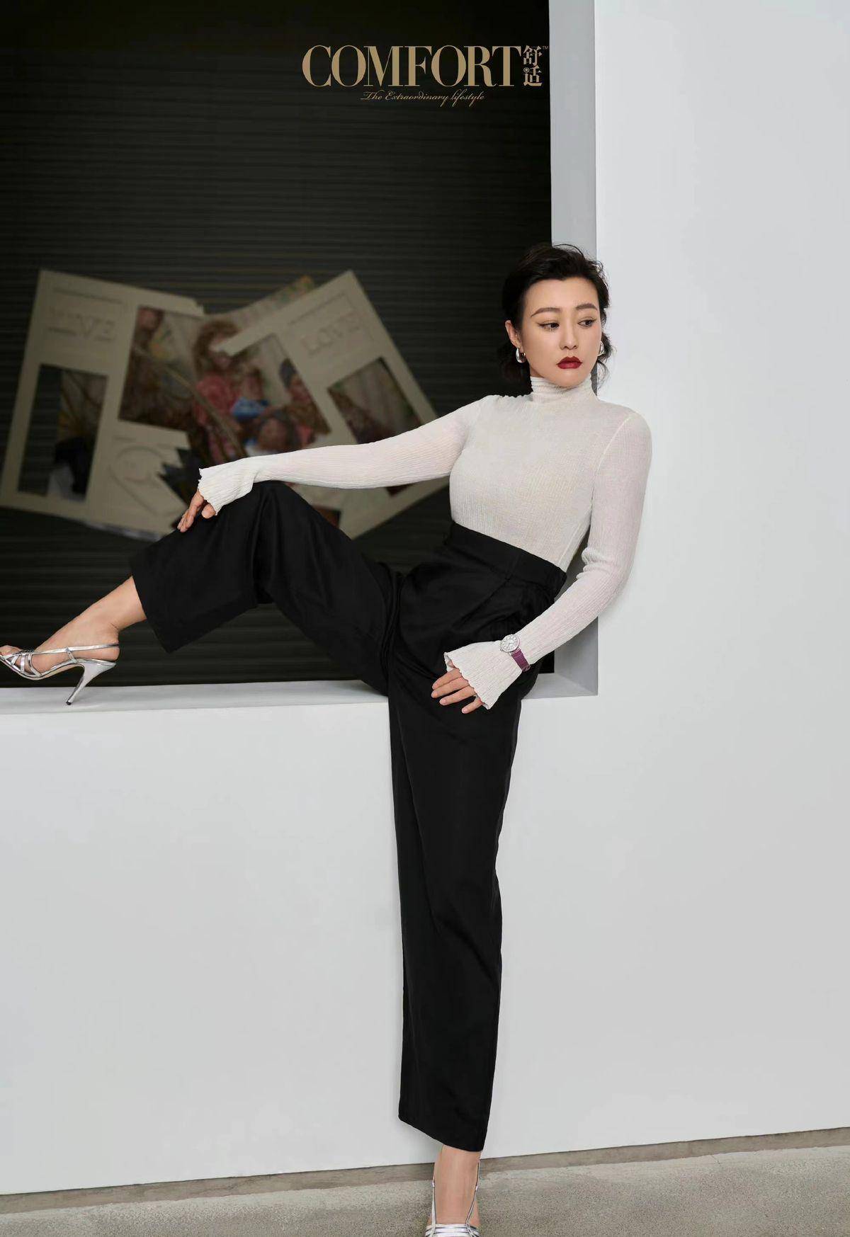 郝蕾中年身材并不年轻但穿上紧身裙腰细臀翘自信的成熟女性