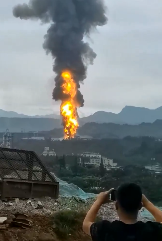 火柱冲天！雅安一厂区发生火灾，当地：已扑灭，暂无人员伤亡休闲区蓝鸢梦想 - Www.slyday.coM