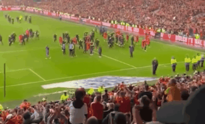 赛后威尔士队走向乌克兰球迷看台鼓掌示意