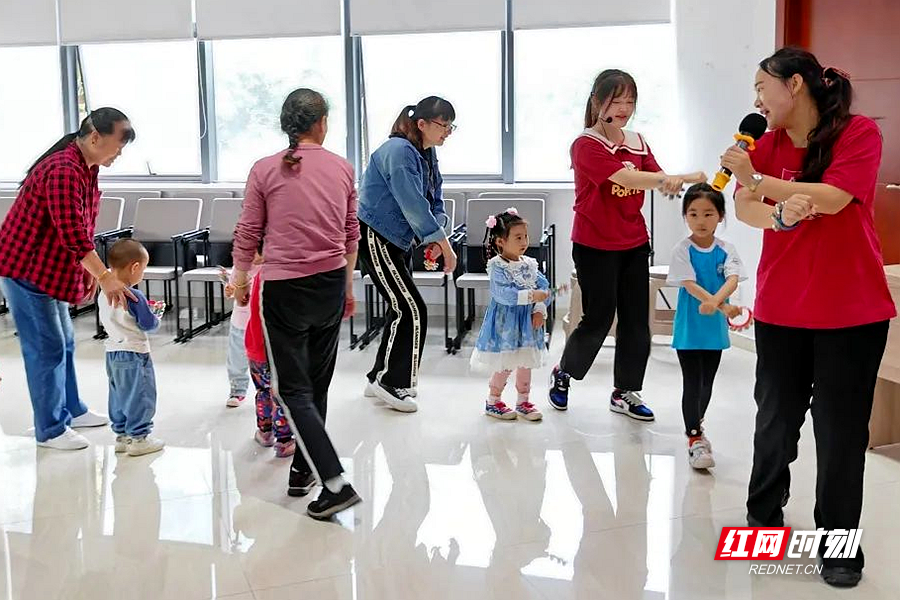 “爷爷奶奶早教课”进社区 湖南女子学院创新代际照护新模式休闲区蓝鸢梦想 - Www.slyday.coM