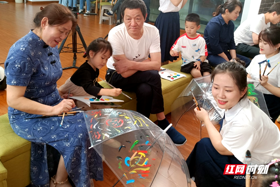 “爷爷奶奶早教课”进社区 湖南女子学院创新代际照护新模式休闲区蓝鸢梦想 - Www.slyday.coM