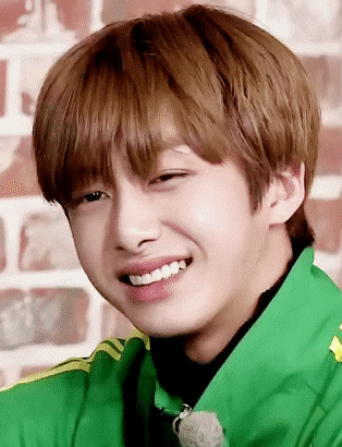 太猛了霸气柳岩一脚把渣男踹水里