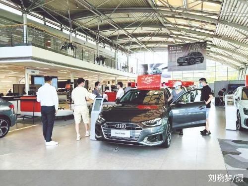 6月5日,端午节小长假最后一天,奥迪4S店内迎来客流小高峰。