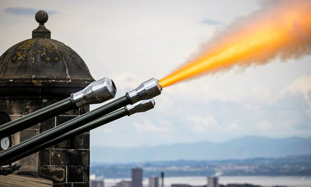 爱丁堡驻军鸣放礼炮 庆祝英国女王登基70周年 炮口喷火相当壮观|礼炮