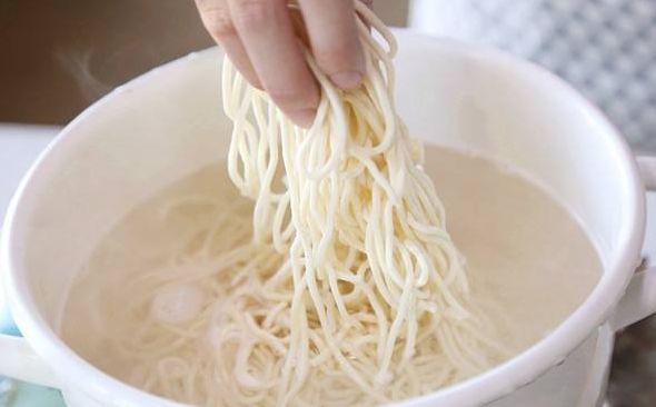 煮面条不要只会下锅煮教你正确做法面条爽滑不起坨