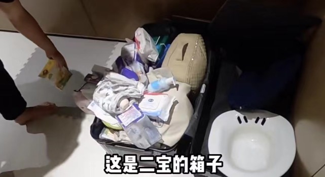 苗苗公开待产细节,郑恺帮老婆整理物品,带女儿一起入住月子中心休闲区蓝鸢梦想 - Www.slyday.coM 苗苗公开待产细节,郑恺帮老婆整理物品,带女儿一起入住月子中心休闲区蓝鸢梦想 - Www.slyday.coM