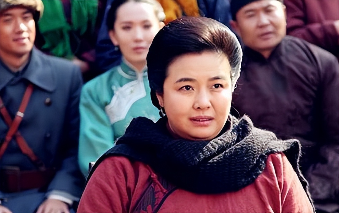 王澜年轻时秀雅又时髦如今却被网友感叹成臃肿大妈不敢认了