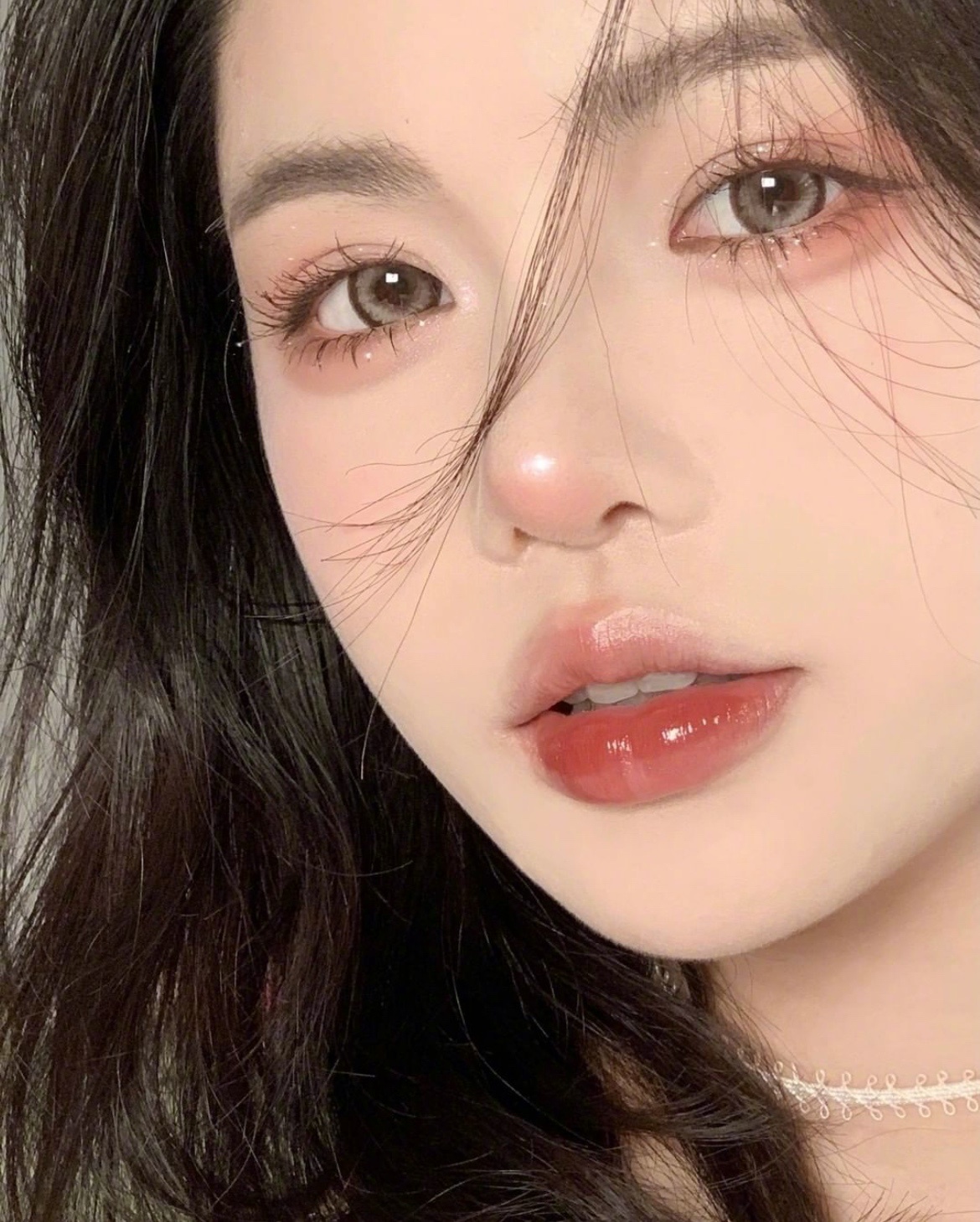 ins时尚博主的百变大眼睛 小姐姐妆容满满的纯欲风