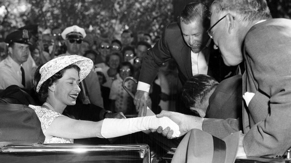 老照片 1959年英国女王伊丽莎白二世旋风式访问美国芝加哥休闲区蓝鸢梦想 - Www.slyday.coM 老照片 1959年英国女王伊丽莎白二世旋风式访问美国芝加哥休闲区蓝鸢梦想 - Www.slyday.coM