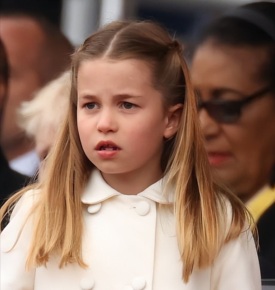 如今的夏洛特小公主,完全继承了妈妈的优雅感,甚至还有奶奶戴安娜王妃