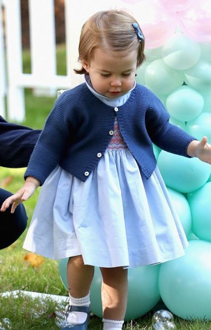 梅根女儿高清正脸照肉嘟嘟得像堂姐夏洛特姐妹俩发色一模一样