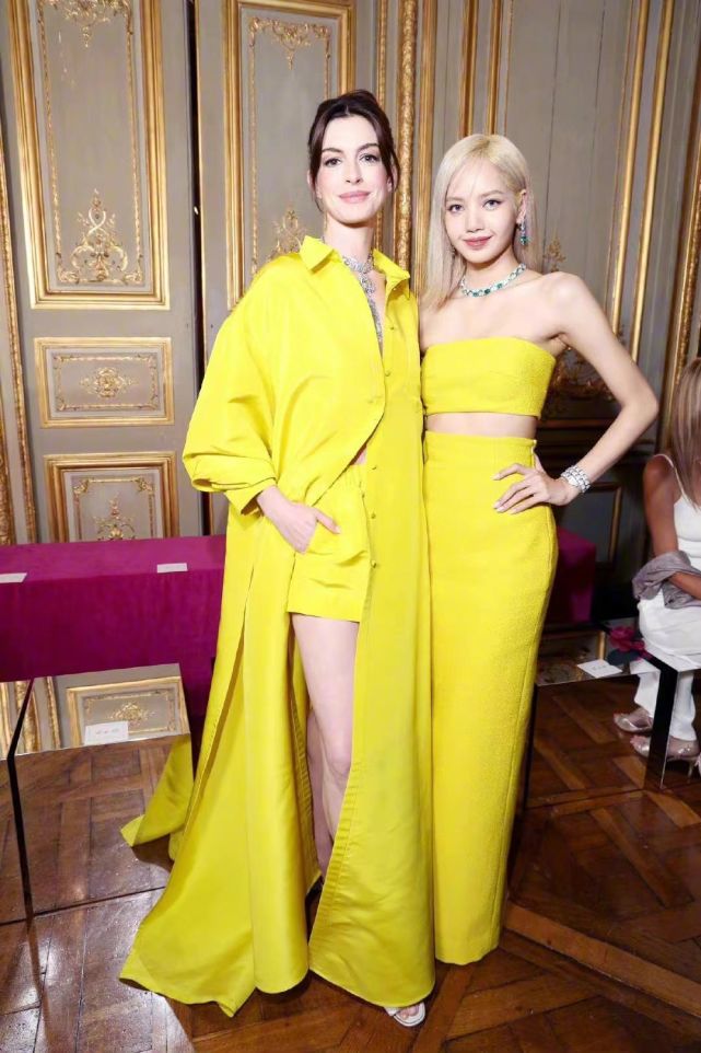 安妮海瑟薇又一套封神造型和25岁Lisa坐一起穿同色40岁的她赢了休闲区蓝鸢梦想 - Www.slyday.coM 安妮海瑟薇又一套封神造型和25岁Lisa坐一起穿同色40岁的她赢了休闲区蓝鸢梦想 - Www.slyday.coM