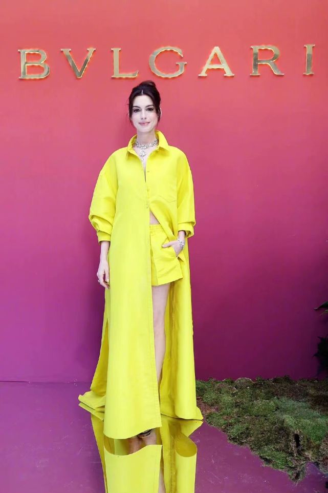 安妮海瑟薇又一套封神造型和25岁Lisa坐一起穿同色40岁的她赢了休闲区蓝鸢梦想 - Www.slyday.coM 安妮海瑟薇又一套封神造型和25岁Lisa坐一起穿同色40岁的她赢了休闲区蓝鸢梦想 - Www.slyday.coM