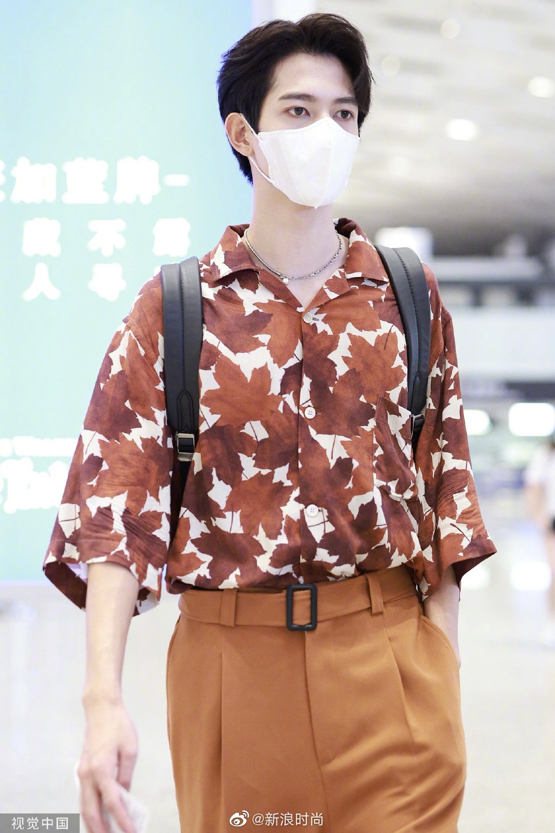 男明星夏日印花衬衫|印花|穿搭_新浪新闻