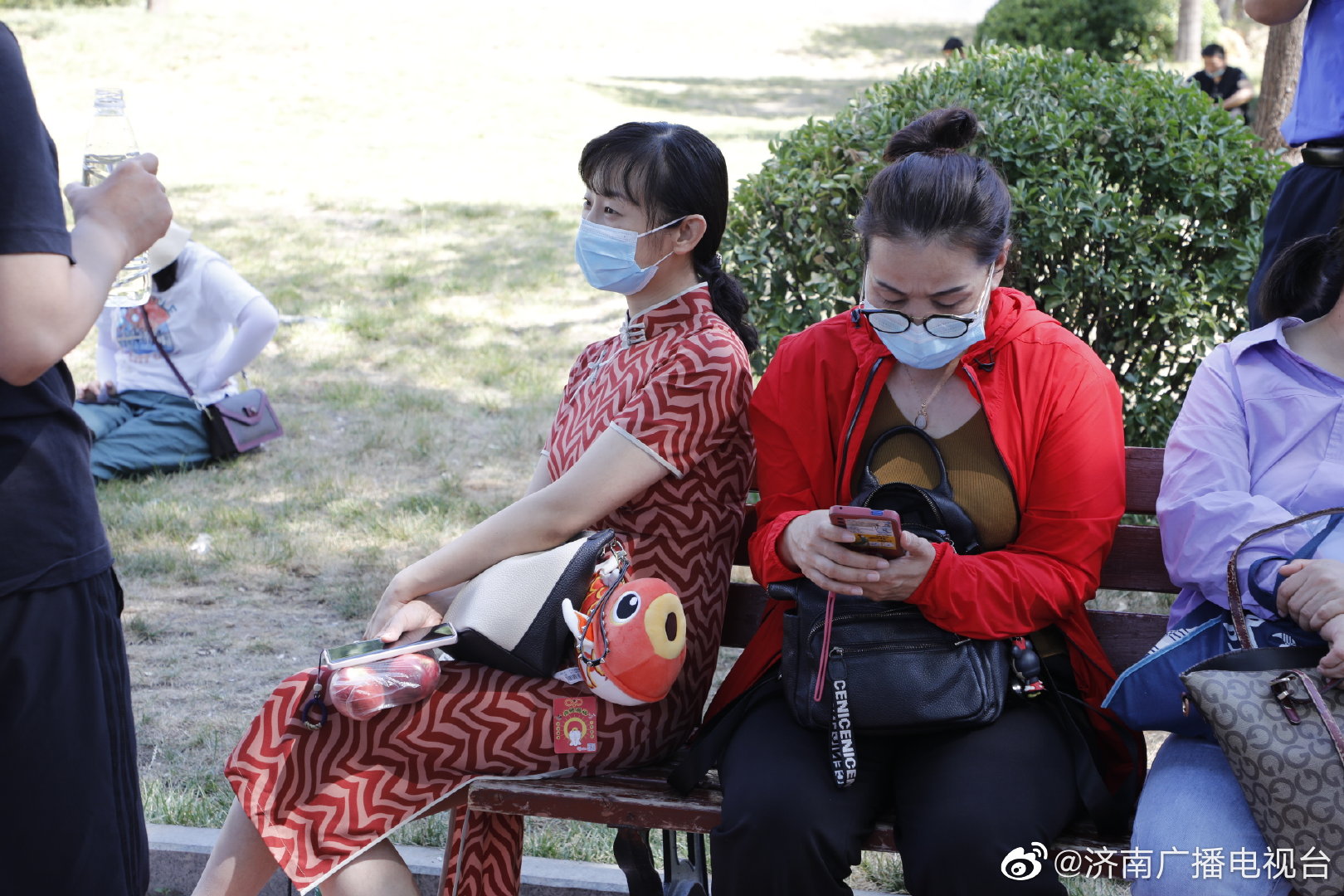 高考首日考生妈妈穿旗袍祝考生旗开得胜