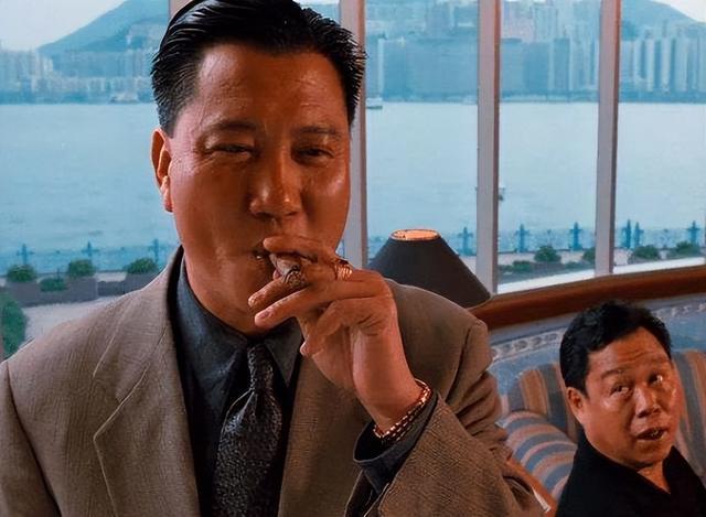 大哥万梓良出席活动需两位演员搀扶走路网友身体亮起了红灯