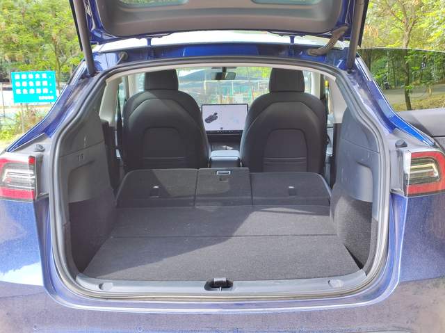 model y相似度很高,两车型驾驶舱布局基本一致,不一样的是y储存空间更