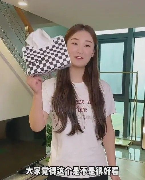 陈亚男用大号回归，称直播是自己的工作，想赚钱的心从没变过休闲区蓝鸢梦想 - Www.slyday.coM