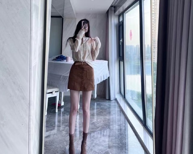 郭艾伦前女友家中晒自拍纤细身材大长腿抢眼事业成功颜值极高