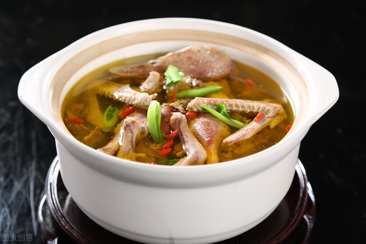 一,老鸭汤.食材:鸭肉,姜,八角,花椒,枸杞,盐.做法:1.