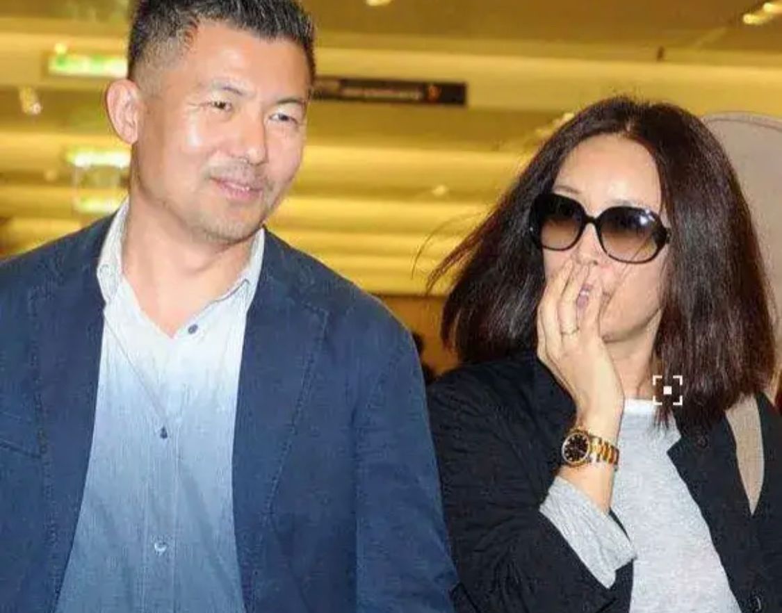 那英和老公一起变小女人穿着简约低调少了些霸气多了些温柔