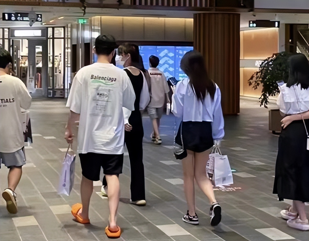 王思聪陪新女友逛街全程拉手秀恩爱女方喊话可以一直是我吗