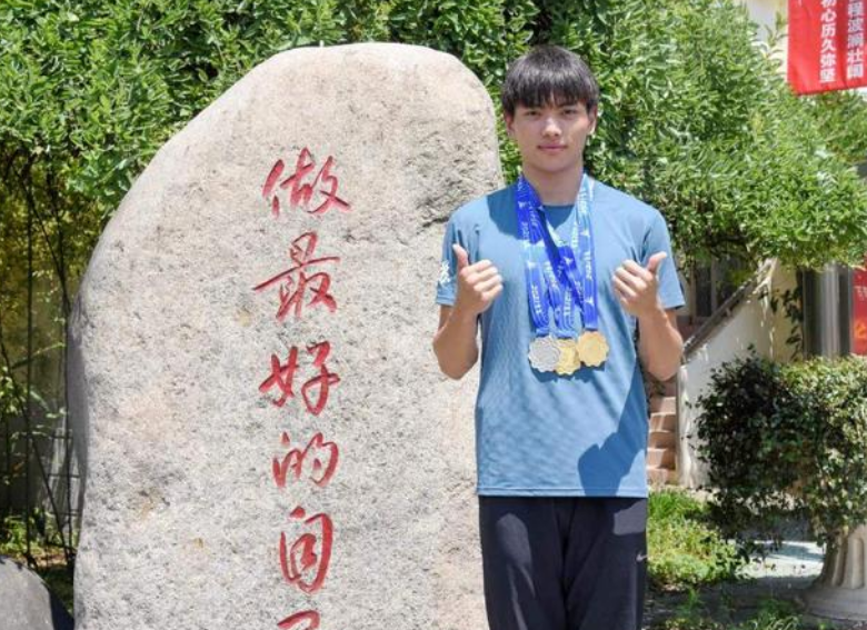 10秒23中国百米新王浮现18岁小将创2大纪录超同时期苏炳添