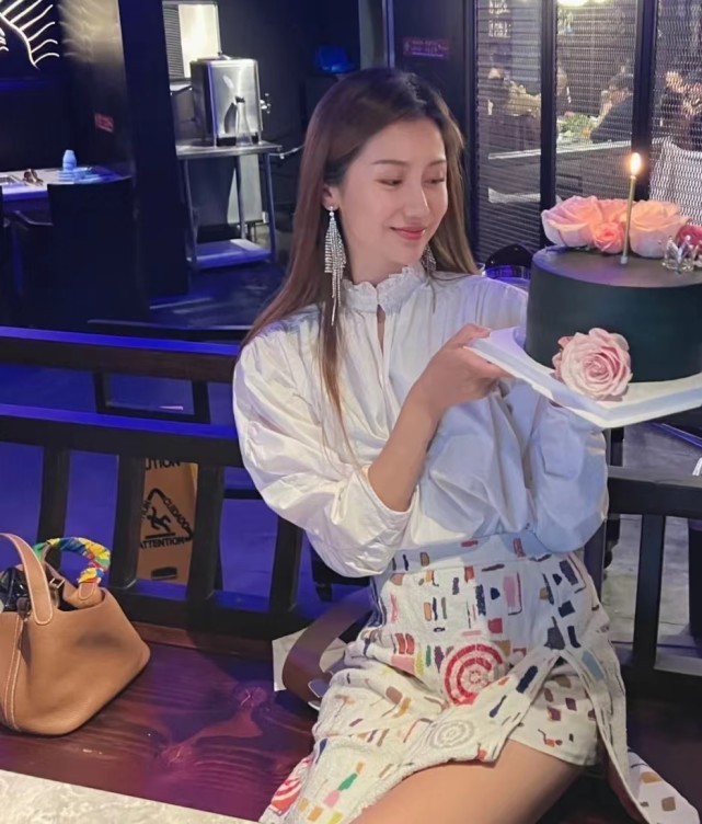 此外,家庭条件比较优越的陈露选择了非常时尚的道路,在担任模特之余也