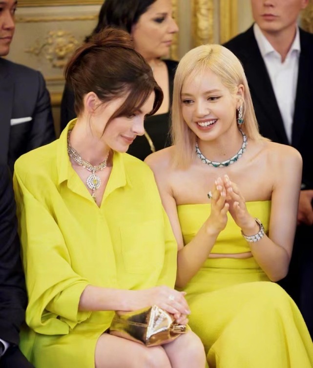 安妮海瑟薇又一套封神造型和25岁Lisa坐一起穿同色40岁的她赢了休闲区蓝鸢梦想 - Www.slyday.coM 安妮海瑟薇又一套封神造型和25岁Lisa坐一起穿同色40岁的她赢了休闲区蓝鸢梦想 - Www.slyday.coM