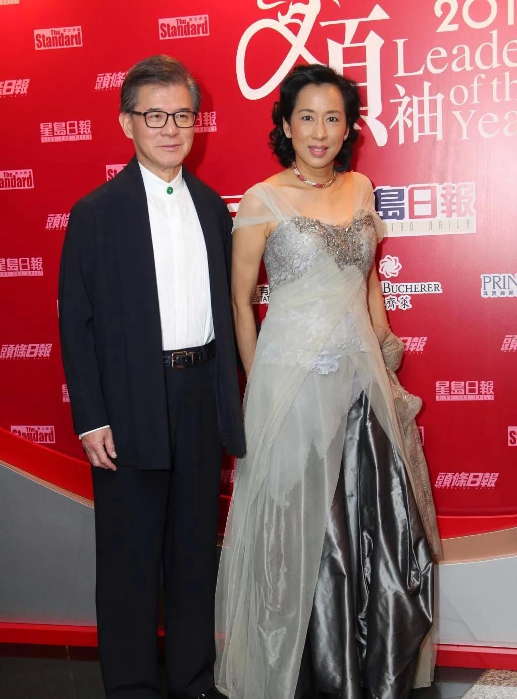 63岁朱玲玲和老公过二人世界喂吃雪糕挽手雨中漫步超浪漫