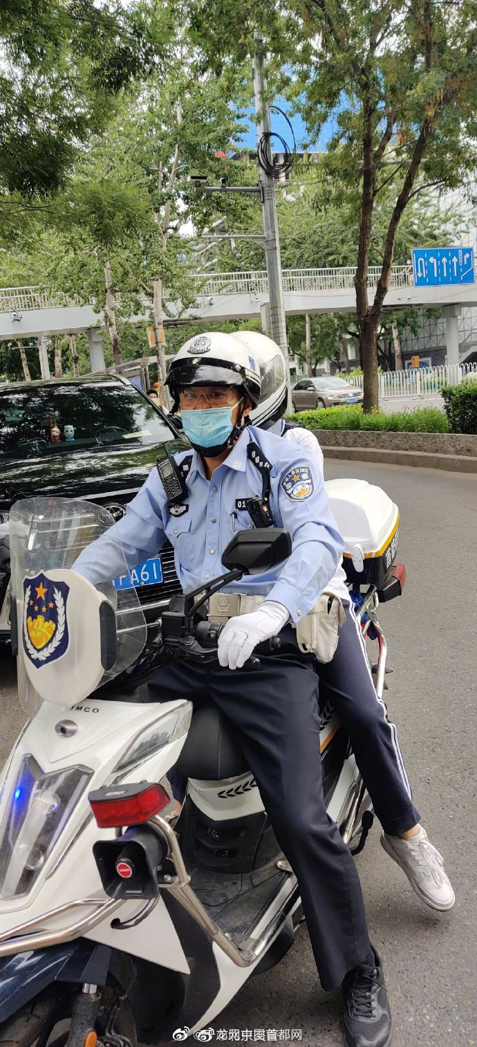 家长送考途中车辆出故障,北京交警护送考生到达考场|北京市|高考|送考