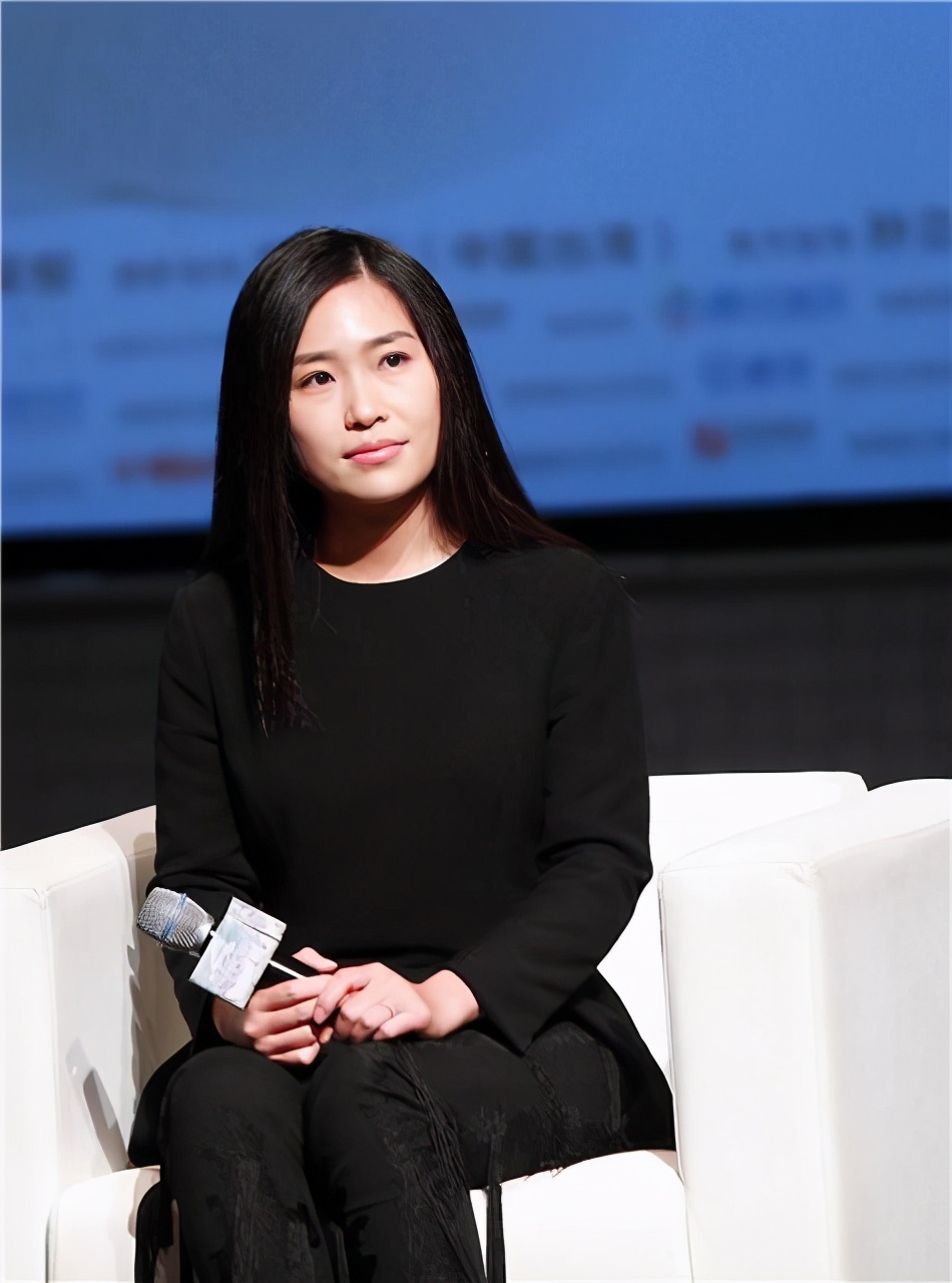 男士可以硬朗风,就像张末的老公孟丹青一样搭配纯黑色西装简约大气