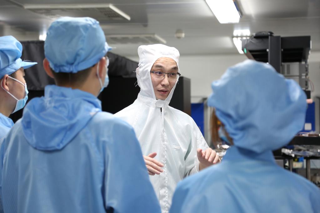 国防科技大学前沿交叉学科学院研究员周朴(中)指导学生做课题(5月16日