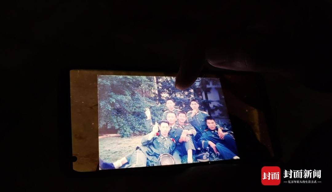 D2809乘客赶来追悼会 点燃一炷香送别司机杨勇休闲区蓝鸢梦想 - Www.slyday.coM