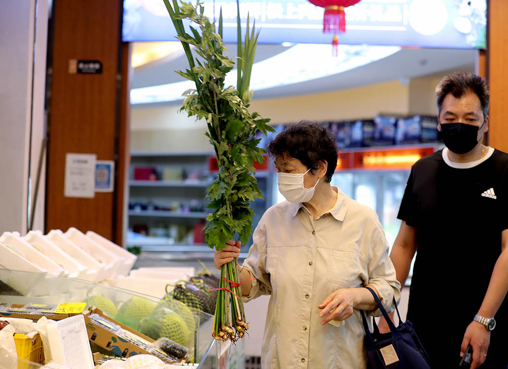 2022年6月1日，上海闵行，市民在为即将到来的端午节购买菖蒲艾草，过节还是得有仪式感。刘颖/新华社 图