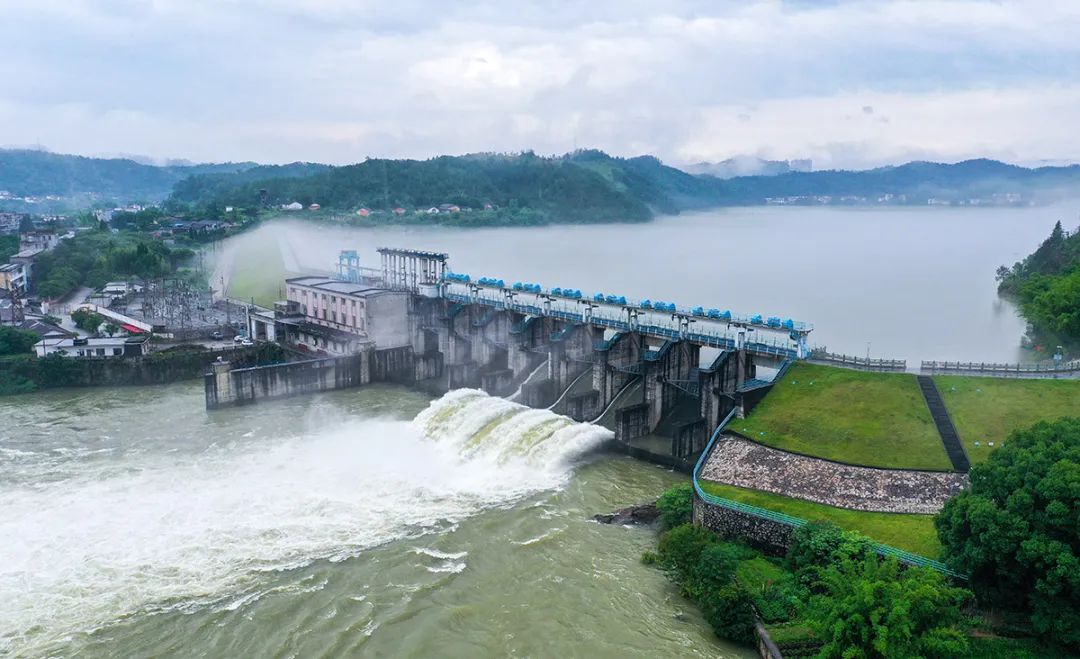 崇义县过埠镇长湾村牛鼻垅水电站开闸泄洪,腾库迎峰,确保安全度汛.