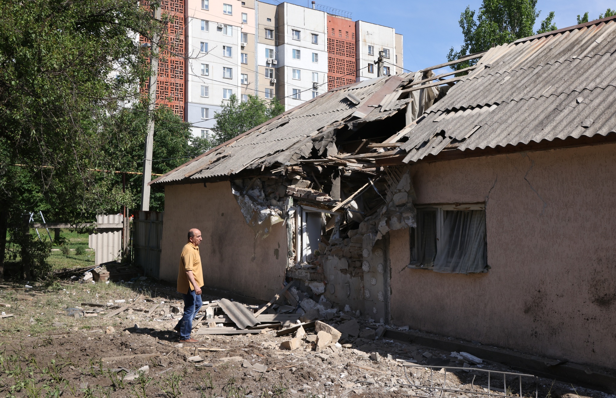 当地时间2022年6月6日，顿涅茨克地区，俄乌冲突持续，一名男子站在被毁房屋前。